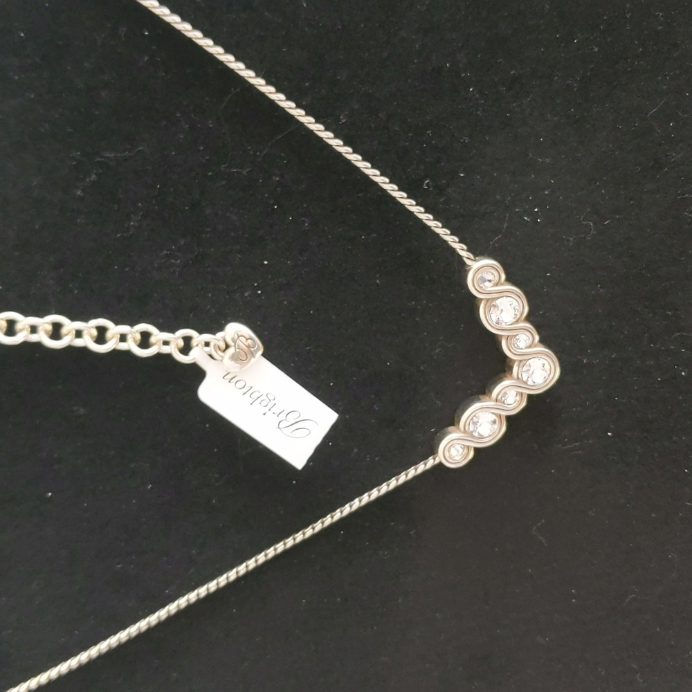 Brighton necklace 🔥 NWT 🔥 absolutely gorgeous. What a buy!